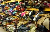 Gang zwischen Lederregalen im METAFORA Großhandel