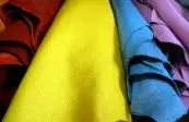Nahaufnahme von rotem Leder im METAFORA Großhandel
