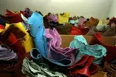 Gang zwischen Lederregalen im METAFORA Großhandel